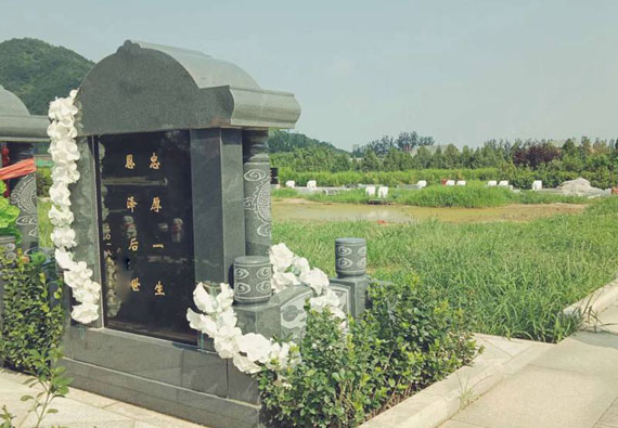 玫瑰園新區(qū):蟠龍碑