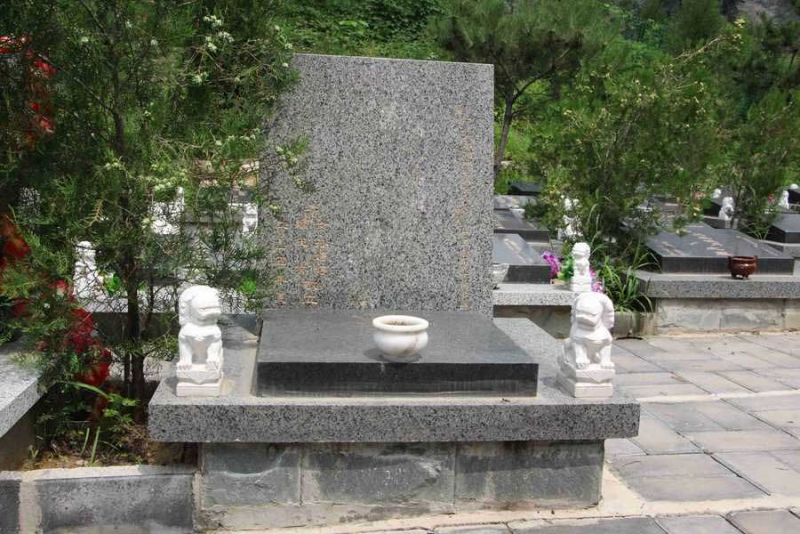 靠山園:簡約碑