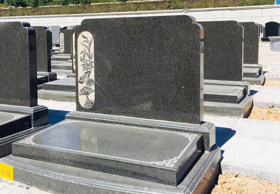 水岸鏡花:雙穴立碑