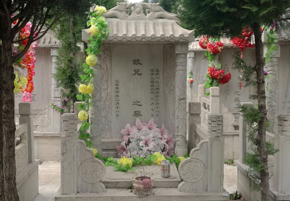 仁德園:草白玉龍柱碑襯