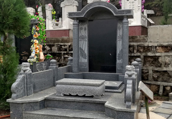 長青園:花崗巖碑襯龍鳳碑